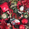 Pakke med klassisk julepynt i røde, hvide, guld og grønne farver