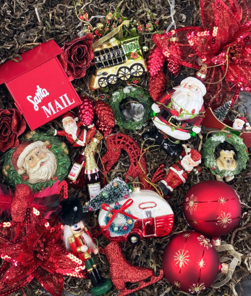 Pakke med klassisk julepynt i røde, hvide, guld og grønne farver
