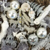 Julepynts pakke fyldt med smukt sølv julepynt