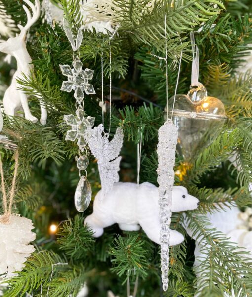 Julepynt pakke i hvid med julepynt fra kugler til istapper og isbjørne til fugle. alt det du mangler til at lave et antarktisk juletema i lækre hvide nuancer med sølv detaljer.