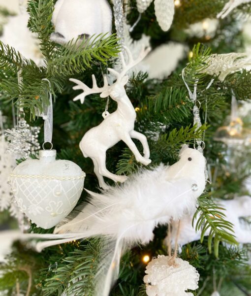 Julepynt pakke i hvid med julepynt fra kugler til istapper og isbjørne til fugle. alt det du mangler til at lave et antarktisk juletema i lækre hvide nuancer med sølv detaljer.