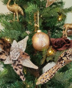 Julepynts pakke med jungle dyr og masser af guld. julepynt lige fra glas julekugler til fugle med dyreprint og blomster til ophæng.